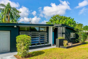Mid-Century Modern Home - 5 Miles to Beach!